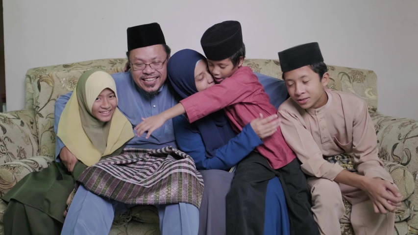 A group of happy malay family all wearing traditional malay costumes during Hari Raya festive Royalty-Free Stock Footage #1050508066