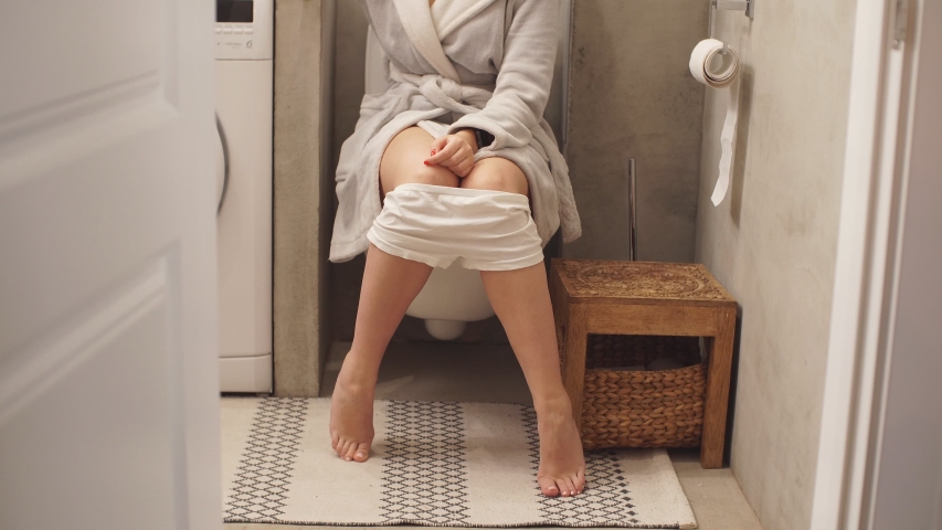 woman sitting on toilet bathroom lady Stok Videosu (%100 Telifsiz) 10506562...