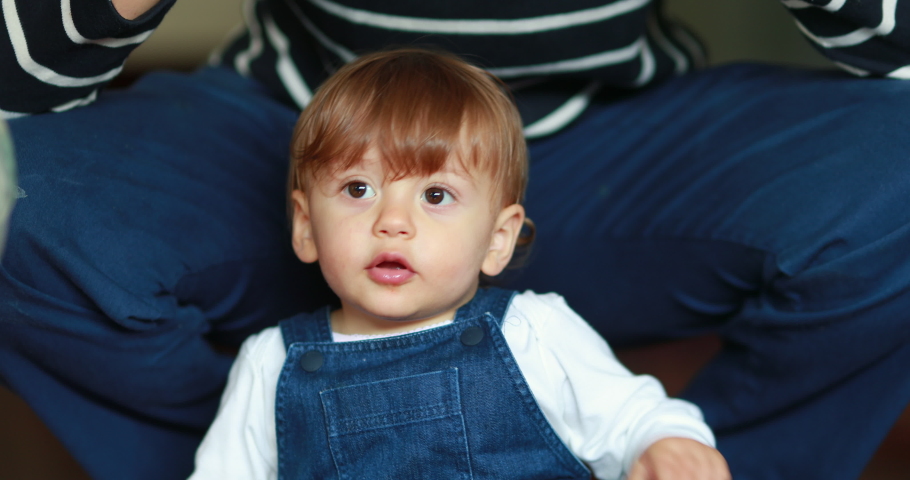 Perfil Del Bebe Gitano Con Una Video De Stock Totalmente Libre De Regalias Shutterstock