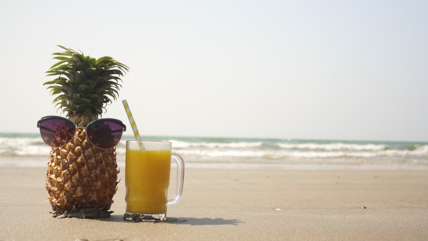ワイキキのビーチバーで 花 パイナップル サングラスを使ったハワイマイタイカクテル飲料 ハワイのホノルルにある海とダイヤモンド山の眺め 夏休み 写真素材 Shutterstock