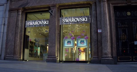 Charles Keasing billetera Precipicio Swarovski Store Stock Video Footage - 4K and HD Video Clips | Shutterstock Charles Keasing billetera Precipicio Swarovski Store Stock Video Footage - 4K and HD Video Clips | Shutterstock
