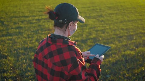 Agronomist using a digital tablet in an agriculture field.