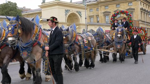 Decorated carriage at the traditional inaugural parade, Oktoberfest, Munich Beer Festival, Bavaria, Germany, Europe, 22. September 2019