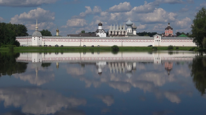 Тихвинский монастырь апрель стена