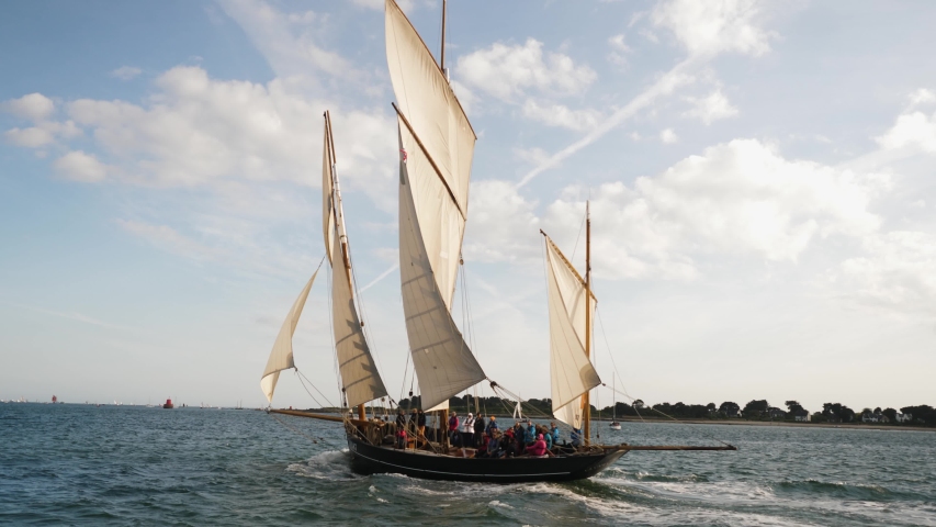 Sail left. Твист паруса. Sail left. Шхуна шарпи. Одномачтовые парусные яхты.