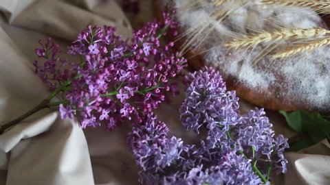 Apple pie next to lilac flowers on a wooden background. Selective focus and low depth of field. Video Stok