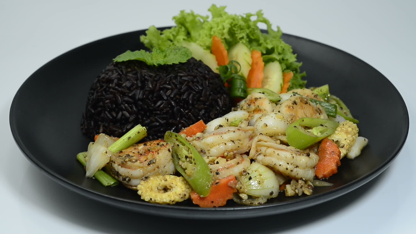  A colorful and appetizing low-sodium dinner recipe featuring fresh vegetables and lean protein