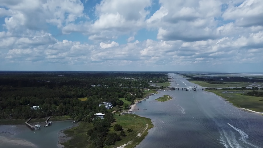 Boats move quickly down the Atlantic Intracoastal Waterway, near Wilmington, NC, USA.