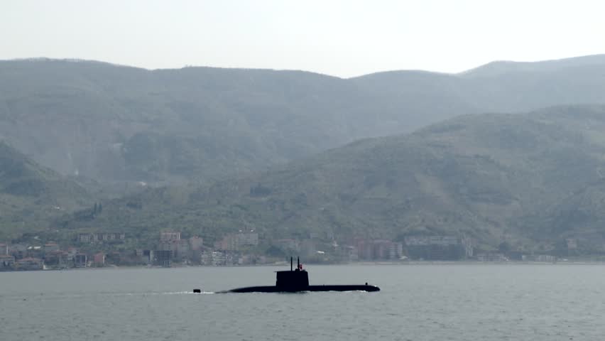 Military submarine into Bosporus waters