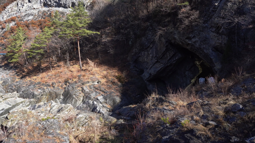 Early Paleozoic Deposits and Topography of Stream Erosion of Gumunso, Taebaek, South Korea