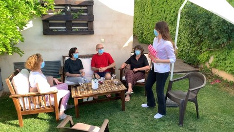 A family meets in the garden of their house with guests to celebrate the birthday of one of them. During the de-escalation process of the Covid-19 pandemic
