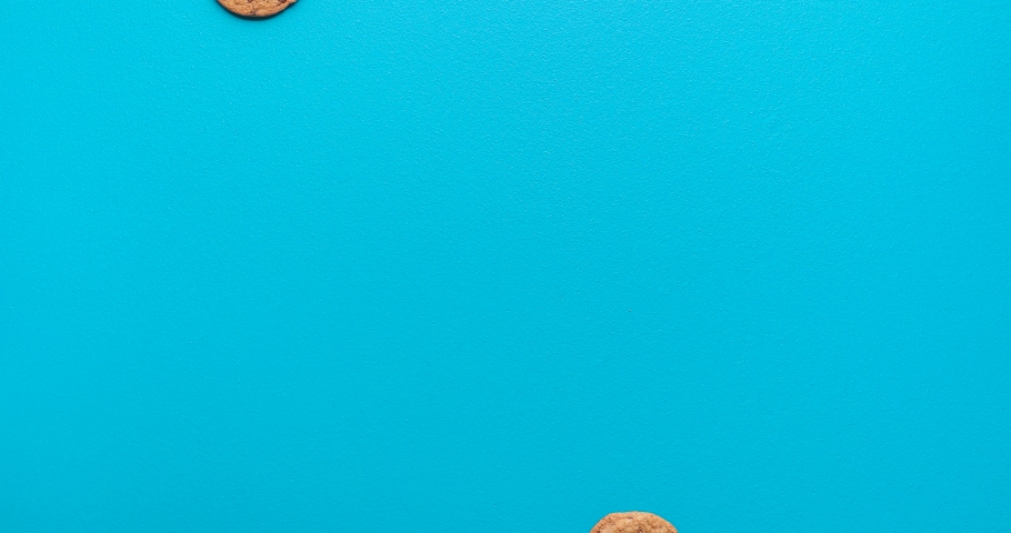 Chocolate chip cookies moving on a blue seamless background. Cookies funny stop motion. Animated chocolate cookies. Home-baked sweet snacks 4k video.
 Royalty-Free Stock Footage #1053690743