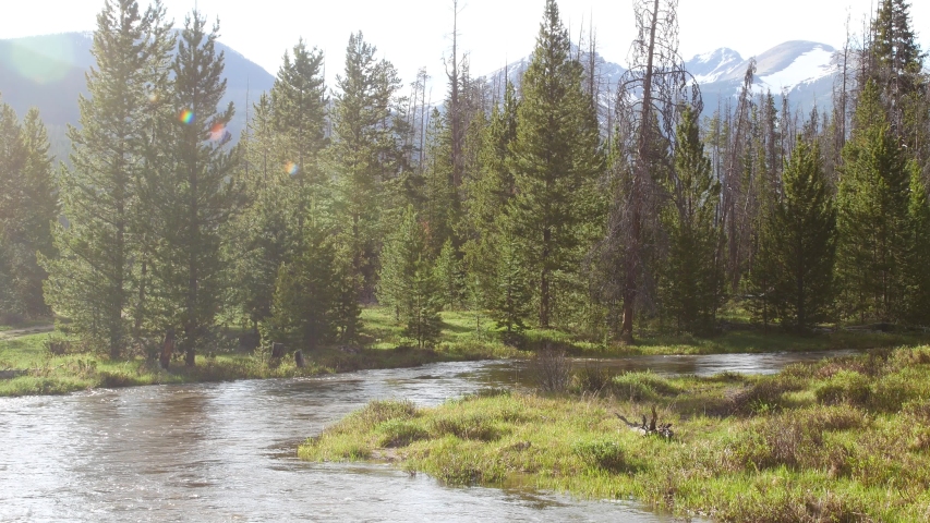 Landscape view of the Colorado River running through Kawuneeche Valley in Rocky Mountain National Park (Colorado).