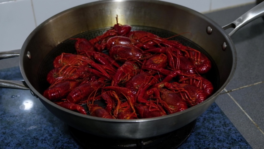 Steaming fresh prawns in the wok pan