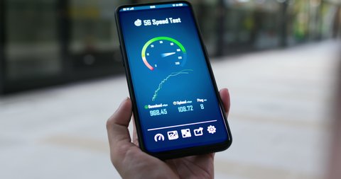 Testing the speed of 5G in the train station
