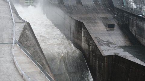 Release scenery of the rainy Tsuruta dam