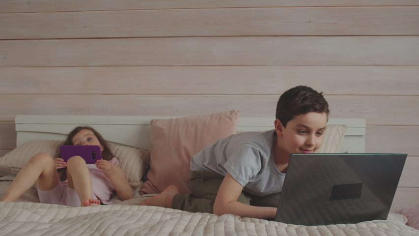 boy notebook teen starts using laptop: stockbeeldmateriaal en -video's...