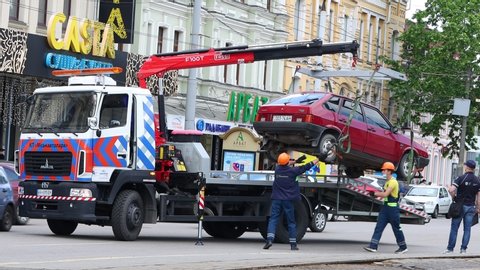 DNIPRO/UKRAINE 06.02.2020
Tow truck lifts and picks up the car on a fine pad