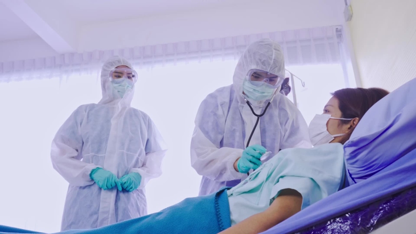 The doctors are examining the Asian female patient Who lay down on hospital bed, had a disease of Covid-19 Royalty-Free Stock Footage #1054580045