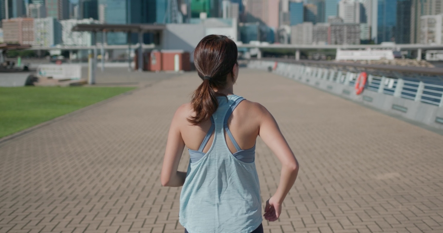 Woman run in the city park