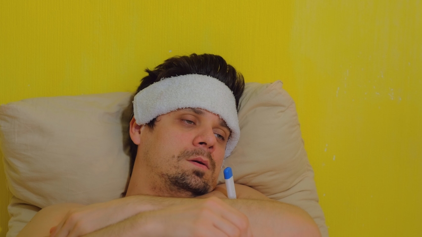 Обтирание тела. Сбить температуру мокрым полотенцем. Обтирание презентация. Сбить температуру мокрым полотенцем. Полотенце на лбу.