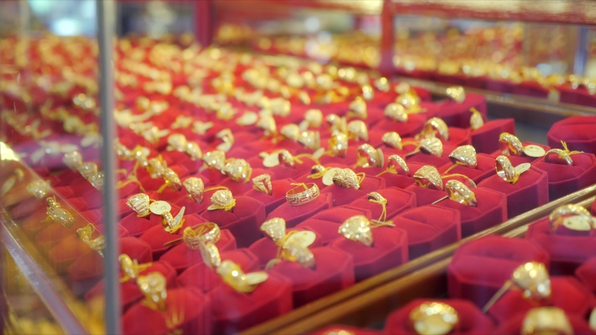 Rings gold jewelry in red velvet tray of rows selling in a market. Royalty-Free Stock Footage #1055102663