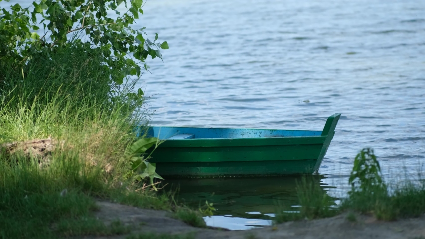 Плыла качалась лодочка по яузе реке. Лодочка качается. Вечер, плыла качалась лодочка. Лодочка плывёт по реке по реке Горин. Лодка плывёт под берегом влево.