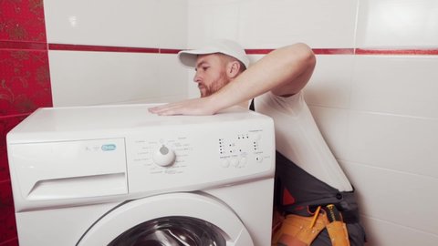 the plumber in working form shows that the washing machine has failed and cannot be repaired