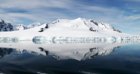 WS Snow covered coast of Damoy Point / Antarctic Peninsula, Antarctica