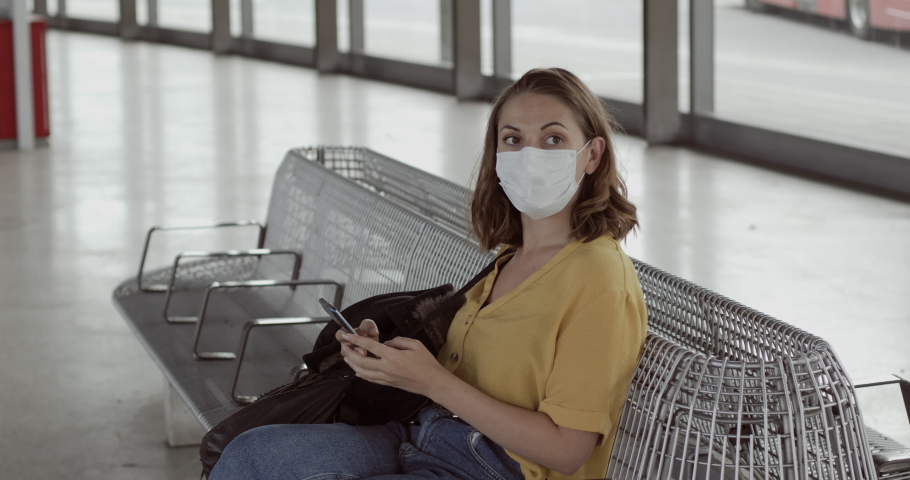 공항 터미널의 벤치에 있는 스마트폰을 사용하고 스톡 동영상 비디오(100% 로열티 프리) 1055621765 | Shutterstock