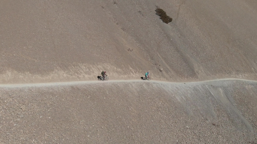 Mountain biking in Nepal. Annapurna Circuit.