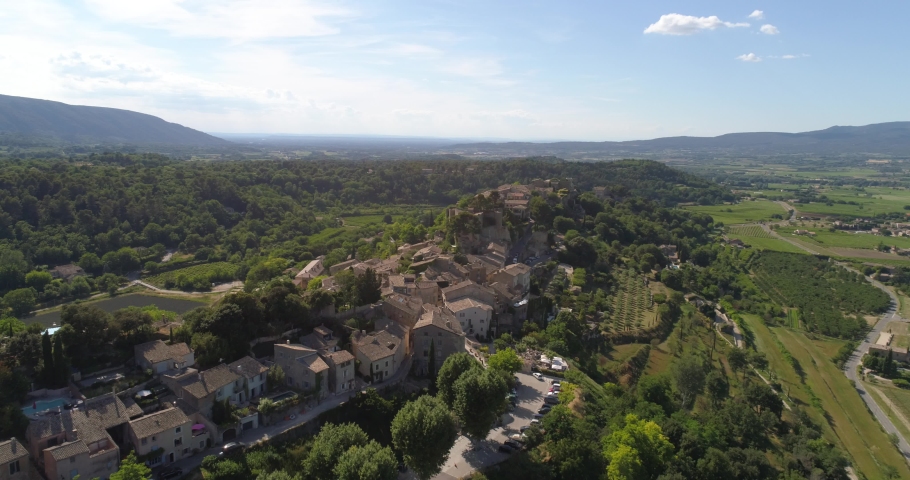Ménerbes aerial approach, Vaucluse, labelled Les Plus Beaux Villages de France Royalty-Free Stock Footage #1056040490