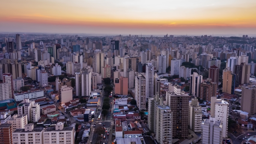 city of Campinas seen from above in the Cambuí neighborhood, flying backwards, São Paulo, Brazil, hyperlapse, sunset in Campinas, technological city, hyperlapse drone movement backwards.