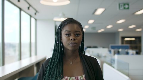 Creative and innovative. A black tech savvy woman in the workforce. Shot in slow-motion and in 4k.  स्टॉक व्हिडिओ