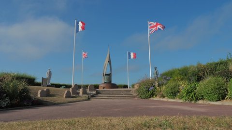 Ouistreham, Francja lipiec 2020. Monument in Normandy on the Ouistreham beach in memory of commandos france england who died during the second world war