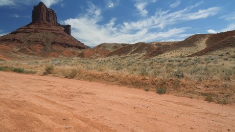A tumbleweed blowing across a dry desert road స్టాక్ వీడియో