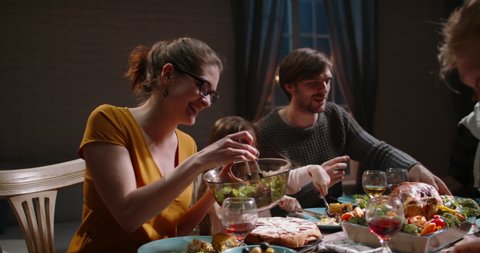 Large caucasian family celebrating thanksgiving day, making a toast and clinking their glasses, positively smiling - celebration concept 4k footage Vídeo Stock