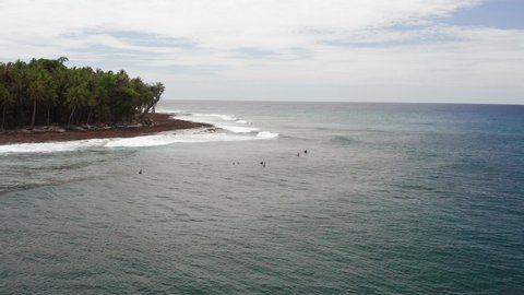 Surf group, wave Mentawai panorama
