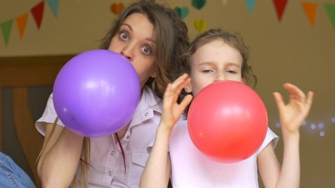 少女 風船 膨らます の動画素材 4k Hd動画クリップ Shutterstock