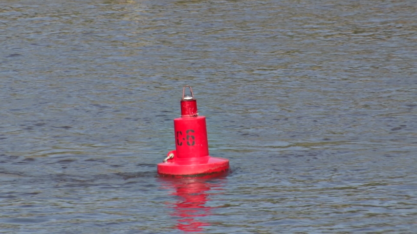 Бакены на реке фарватер. Буи на реке. Красный бакен на реке. Буй речной. Бакены на реке.