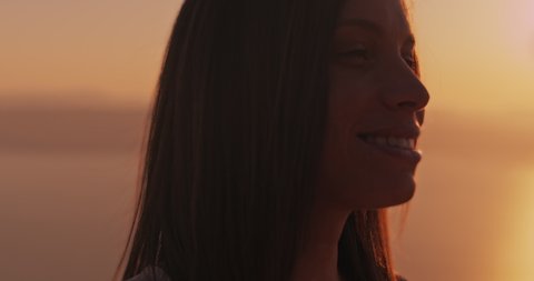 Close up of a young woman looking at her boyfriend with love at sunset. Slow motion. 스톡 비디오