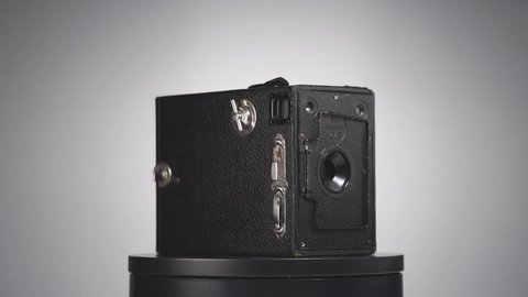 Box Ensign 2¼B  Box Camera made by Houghton-Butcher UK: Plymouth Devon UK July 31st 2020: It took 2¼×3¼ (6×9cm) negatives on 120 Ensign Film 2¼B film. Box Ensign 2¼B Art Deco Period British Camera