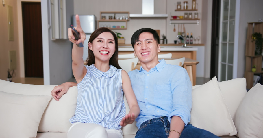 Подарок жене азиаты. Муж белый жена азиатка. Муж и жена азиаты ссорятся. Тенген сидит с женами. Asian husband.