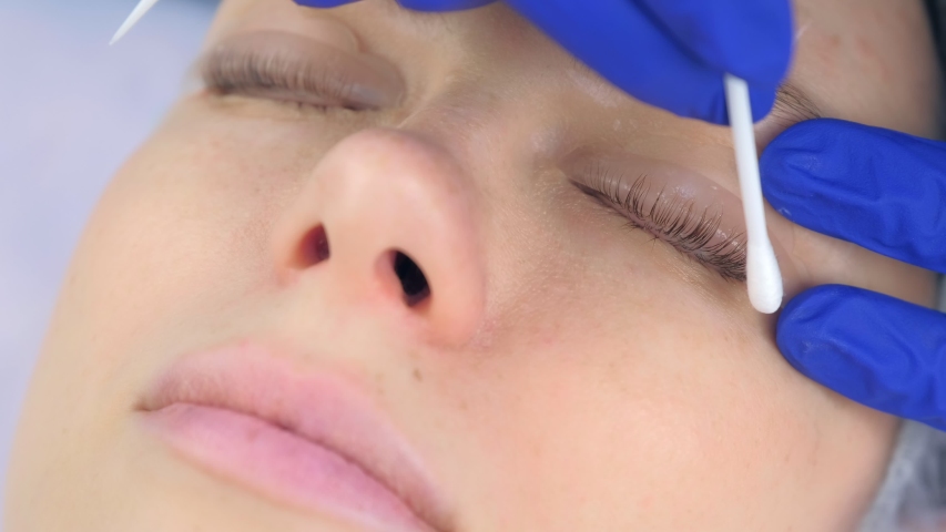 Cosmetologist Bending Lashes with Needle 스톡 동영상 비디오(100% 로열티 프리) 1057123655 | Shutterstock