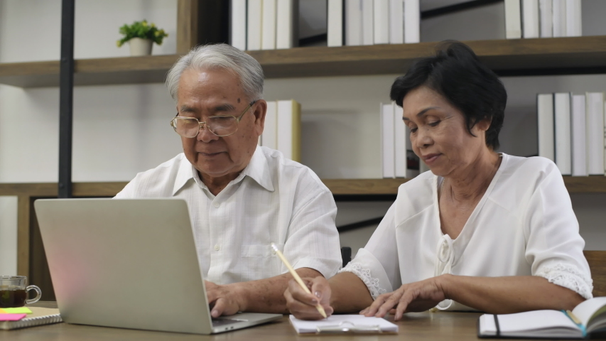 Family concept. An old couple working together from the Internet. 4k Resolution.