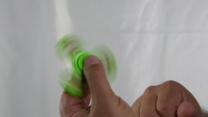 4k 50fps One hand rotates a relx pastime held still by the fingers