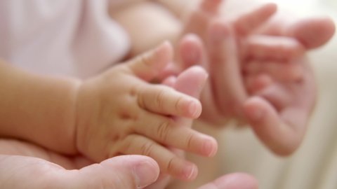 La Familia Bebe Manos Juntas Padre Video De Stock Totalmente Libre De Regalias Shutterstock