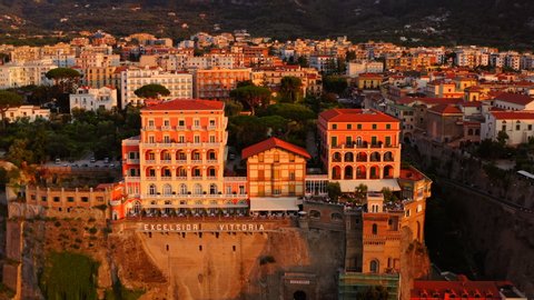 Aerial Drone View of Sorrento, near Naples, Italy.
Warm Sunset Light during Golden Hour, High View of Historic Excelsior Vittoria Hotel Sitting on top of the Cliff. 스톡 비디오