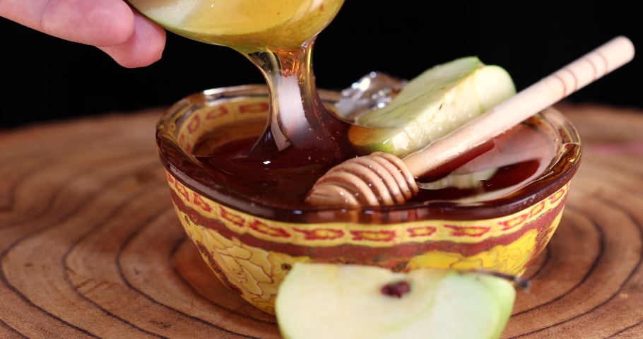 Dips an Apple Into Honey 스톡 동영상 비디오(100% 로열티 프리) 1058028745 | Shutterstock