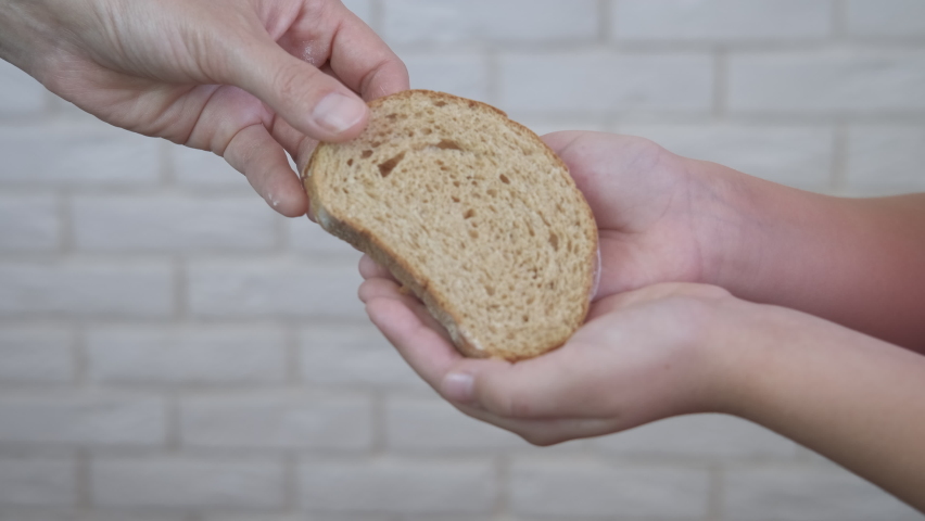 грею хлеб. грею хлеб. кусок черного хлеба. хлеб. серый хлеб на юге.